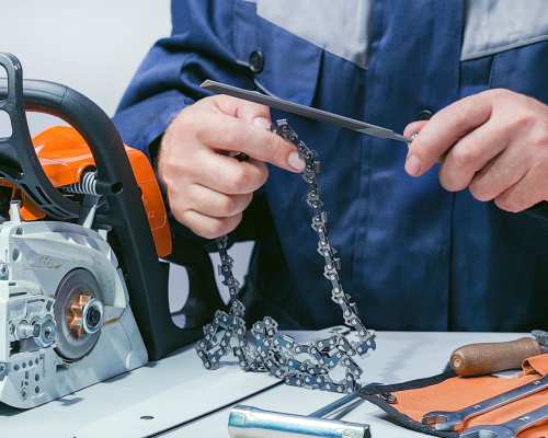 Un homme qui répare du matériel de bricolage près de Tarbes